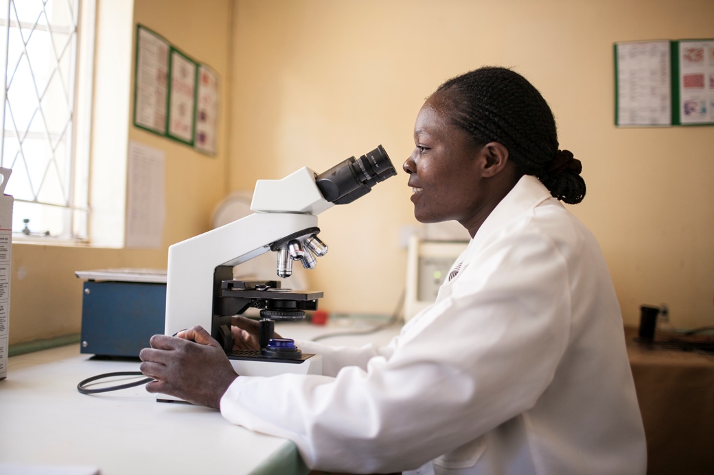 Un medico effettua analisi di laboratorio all'Ospedale St. Albert, Zimbabwe. Foto di Roger Lo Guarro