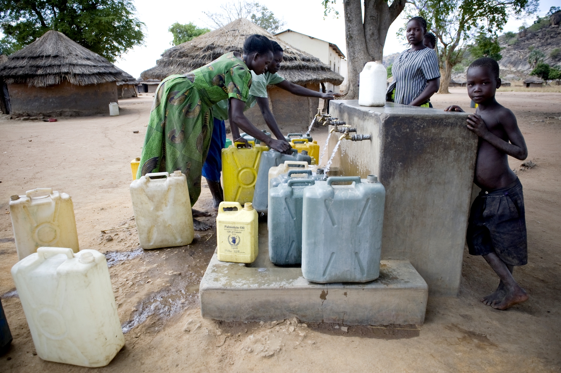 Nel mondo 663 milioni di persone non hanno accesso all’acqua potabile e un terzo della popolazione - 2,4 miliardi di persone - non dispone di servizi igienico-sanitari adeguati.