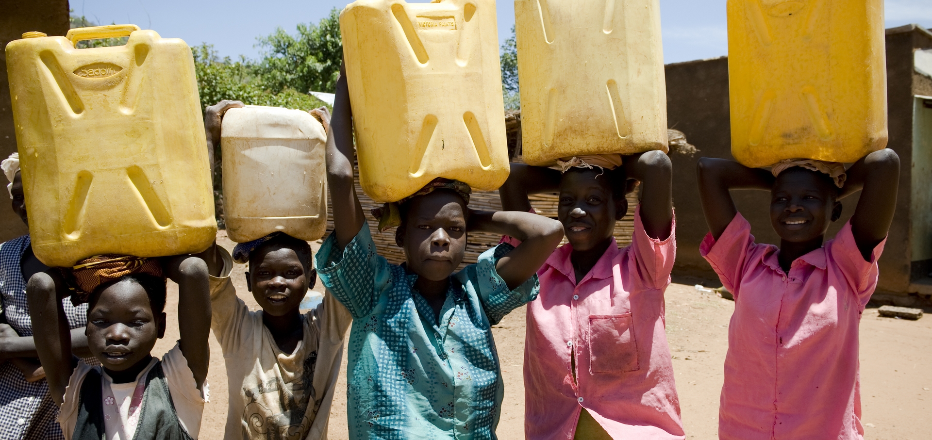 Nel mondo 663 milioni di persone vive senza accesso all’acqua potabile. Ogni giorno 1.000 bambini muoiono a causa di malattie come la diarrea, legate all’uso di acqua non sicura, e di assenza di servizi igienici e sanitari adeguati.