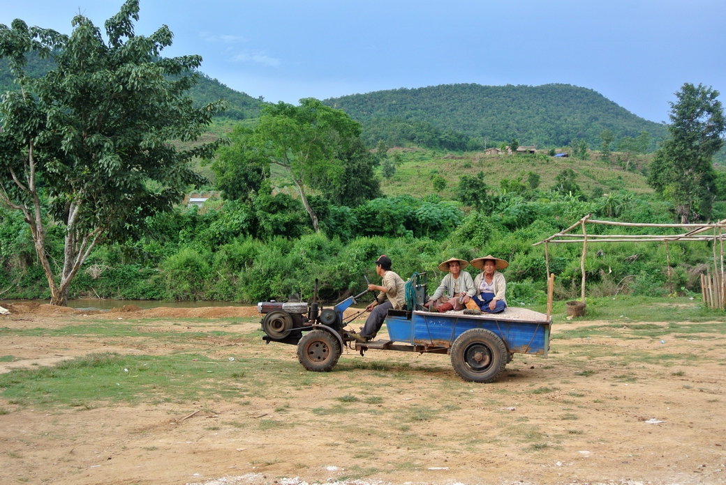 Uso del trattore nei campi in Myanmar