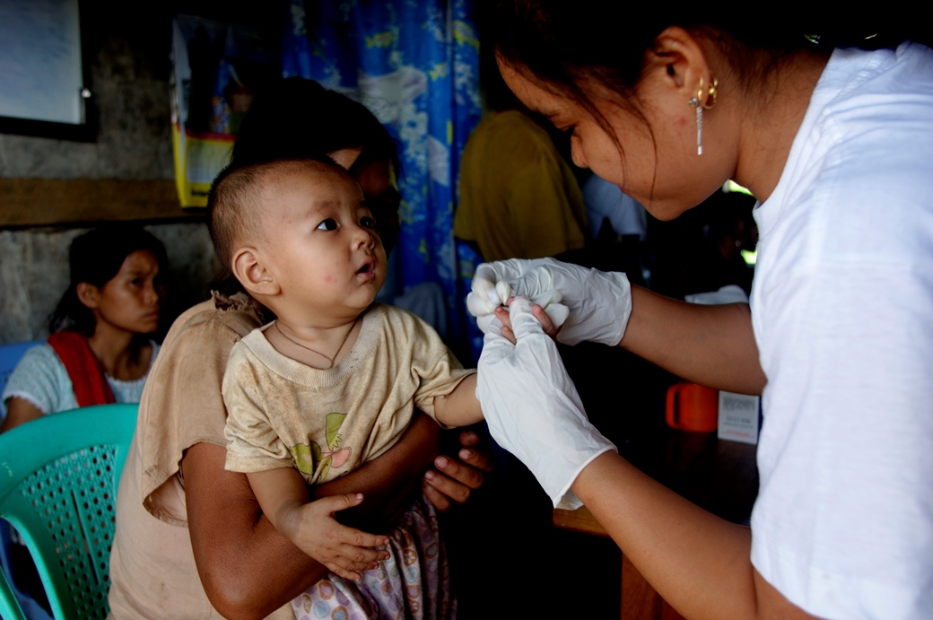 Test per la malaria in Myanmar. Foto di Valeria Turrisi.