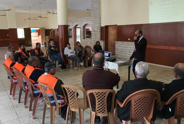 Lo staff Cesvi spiega agli operatori di UNRWA come impiegare i nuovi dispositivi di sicurezza. Tulkarem, Palestina, dicembre 2017.